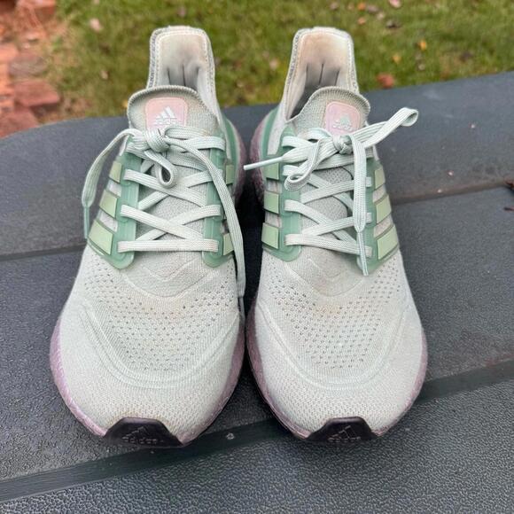 Women's Adidas Ultraboost 21 sneaker. "hazy Green" - Picture 2 of 6